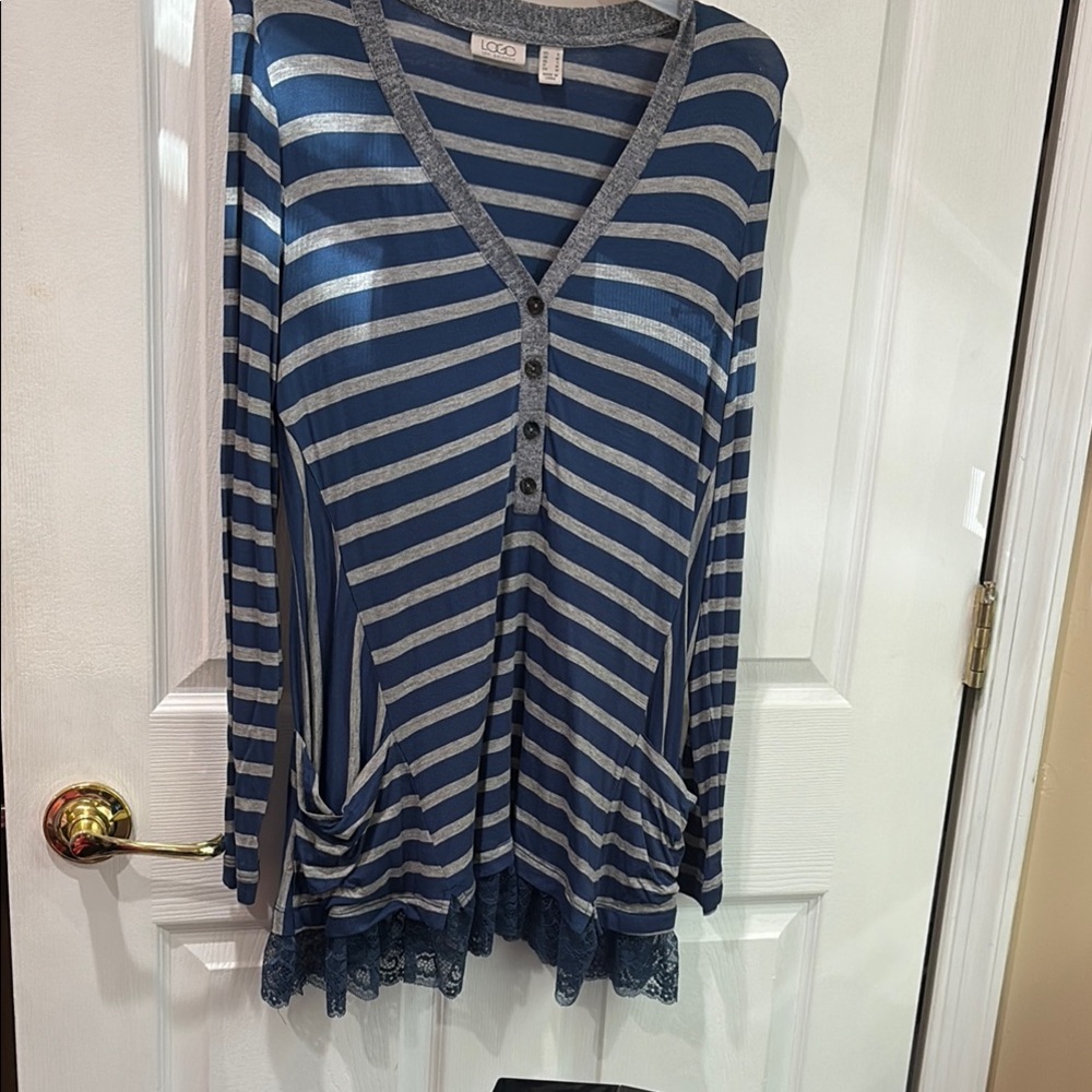 LOGO by Lori Goldstein striped rayon spandex top with blue lace hem